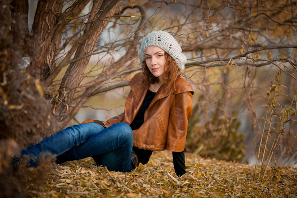 girl in autumn park - Fotó, kép