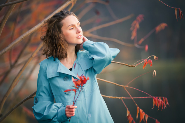girl in autumn park - Foto, afbeelding