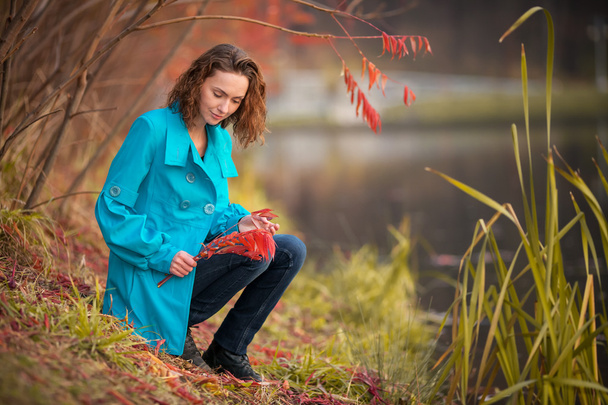 girl in autumn park - Valokuva, kuva