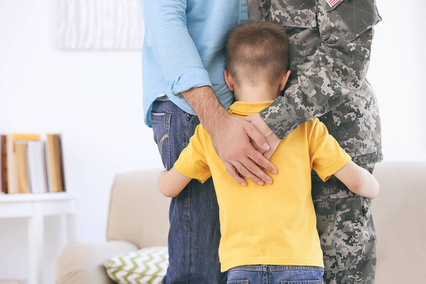 Soldier reunited with her family - 写真・画像