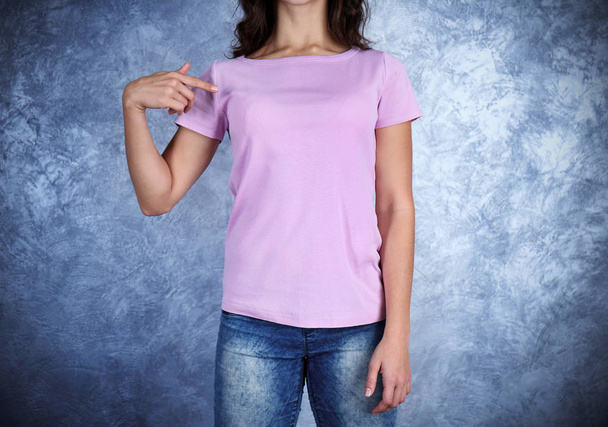 Young woman in blank pink t-shirt - Fotoğraf, Görsel