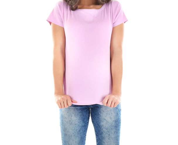 Νεαρή γυναίκα στο κενό ροζ μπλουζάκι - Φωτογραφία, εικόνα