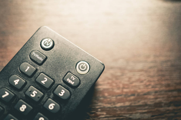 Antiguo control remoto de TV con teclado numérico y botones de encendido
. - Foto, Imagen