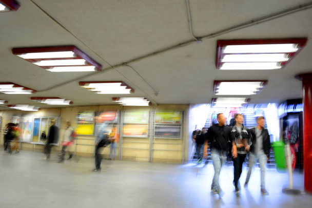 silhoettes de passageiros no metrô
 - Foto, Imagem