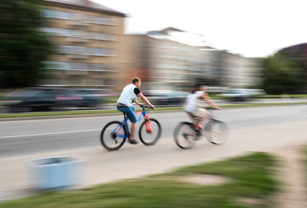 Ciclistas no trânsito
 - Foto, Imagem