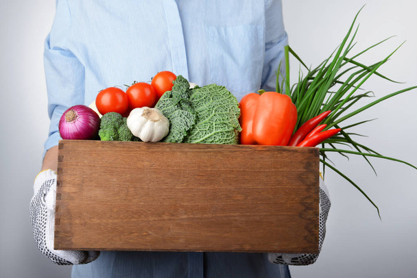 Woman holding fresh vegetables - Foto, Bild