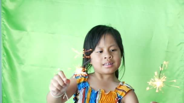 Birtoklás móka-val kislány ragyog zöld háttér, - Felvétel, videó