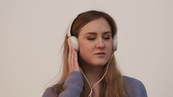 女性は音楽を聴く - 映像、動画