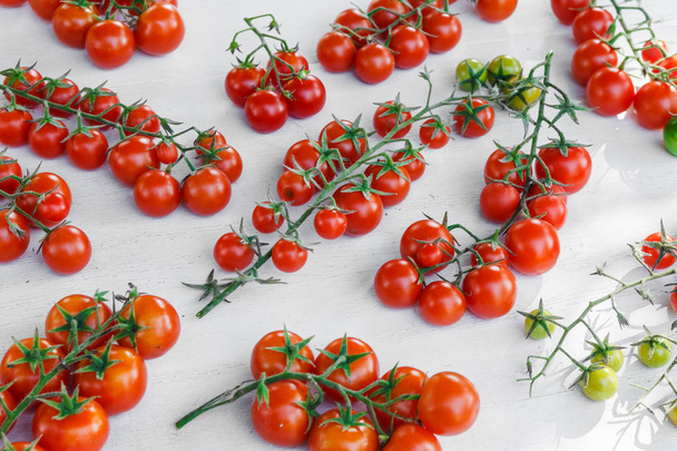tomates cerises sur fond blanc. - Photo, image