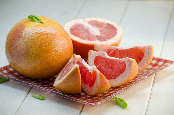 Нарізаний стиглі грейпфрут
 - Фото, зображення