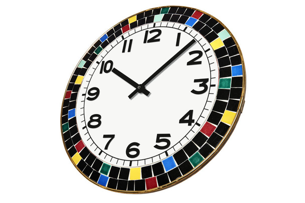 Ένα στρογγυλό ρολόι περιβάλλεται από κεραμικά τεμάχια  - Φωτογραφία, εικόνα