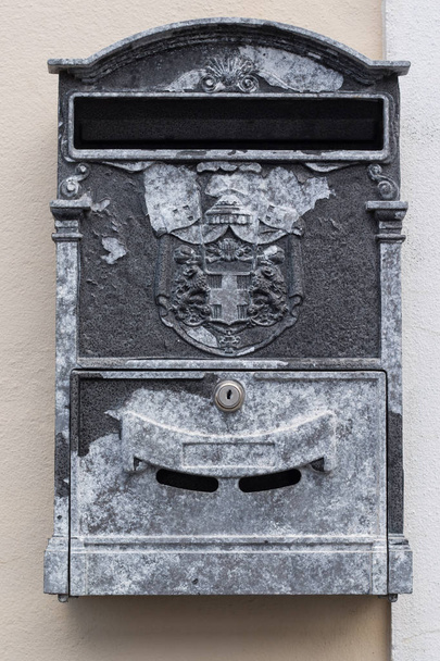 старый распадающийся почтовый ящик
 - Фото, изображение
