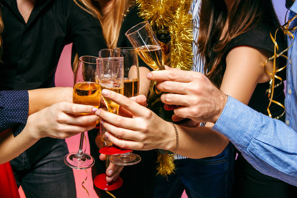 Veel jonge vrouwen en mannen drinken op kerstfeest - Foto, afbeelding