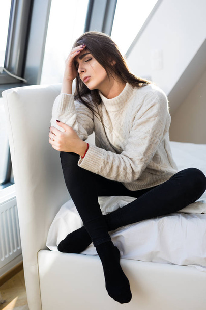 Sám smutná žena sedí v posteli doma - Fotografie, Obrázek