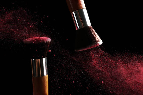 Make-up brushes with pink powder - Foto, imagen