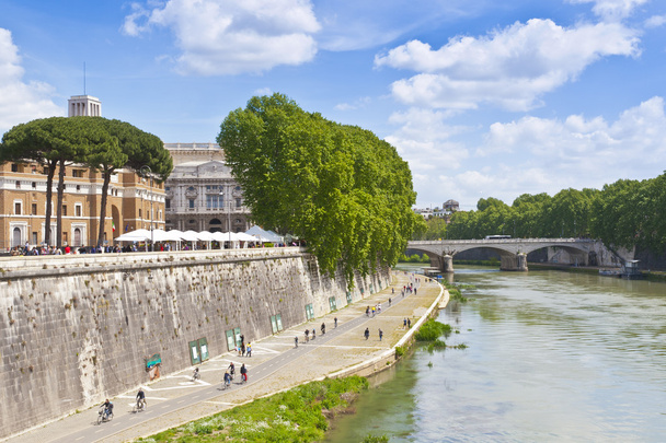 イタリア ローマのテベレ川 - 写真・画像