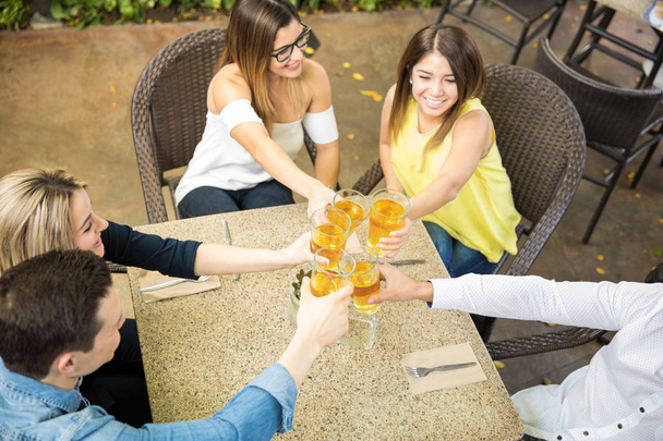 Amigos fazendo um brinde com cerveja
 - Foto, Imagem