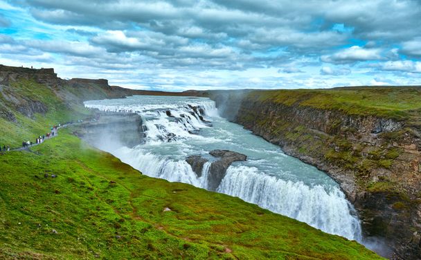 Wodospad Gullfoss, nad rzeką Hvita w dolinie Haukadalur, w południowej części Islandii - Zdjęcie, obraz