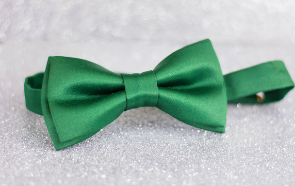 laço verde gravata no fundo de prata
 - Foto, Imagem