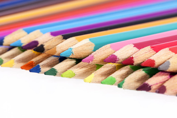 Подрібнені кольорові олівці на білому тлі, крупним планом
 - Фото, зображення