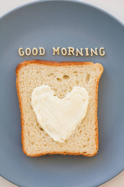 σάντουιτς για πρωινό με τη μορφή της καρδιάς με τυρί σε μια επιγραφή μπλε πλάκα καλό πρωί, γκρο πλαν - Φωτογραφία, εικόνα
