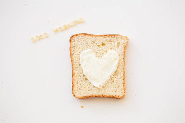 Sandwich zum Frühstück in Form eines Herzens mit Käse - Aufschrift Guten Morgen - Foto, Bild