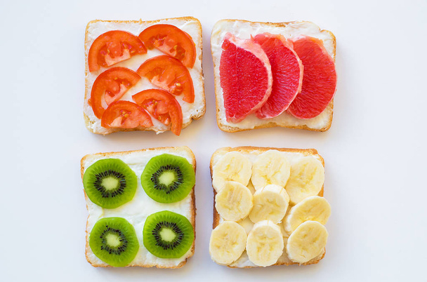 яскрава суміш бутербродів на сніданок (фрукти, овочі
) - Фото, зображення