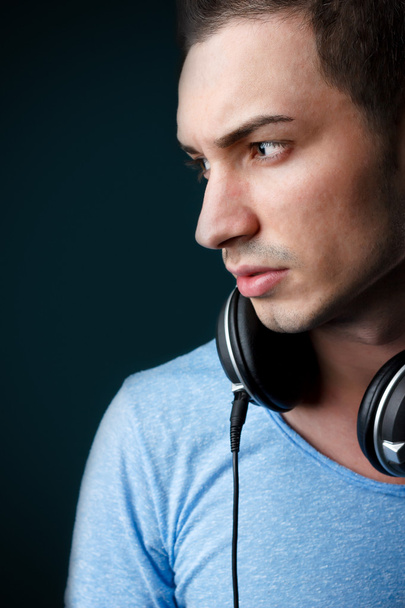 portret atrakcyjny mężczyzna deejay ze słuchawkami - Zdjęcie, obraz