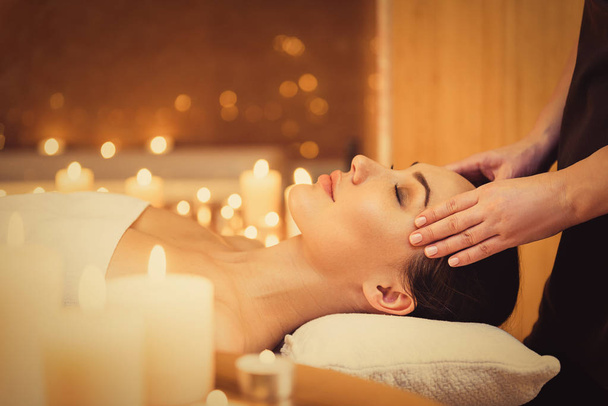 Massaggiatrice professionista sottoposta a massaggio alla testa
 - Foto, immagini