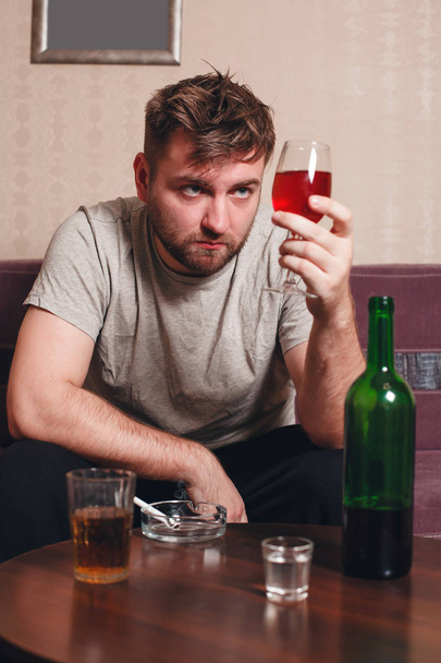 adicto al alcohol hombre
 - Foto, Imagen