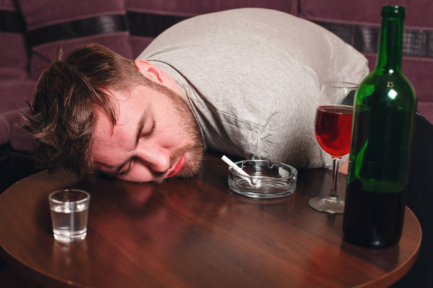 człowiek uzależniony od alkoholu - Zdjęcie, obraz