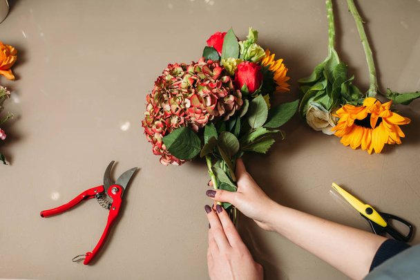 Женщина-флористка, работающая с цветами
   - Фото, изображение