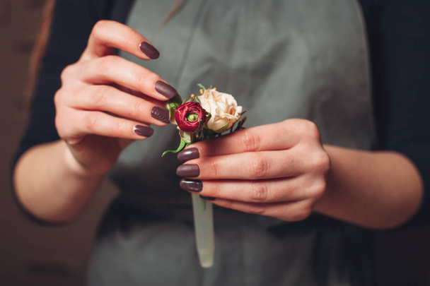 female florist working with flowers   - Foto, afbeelding