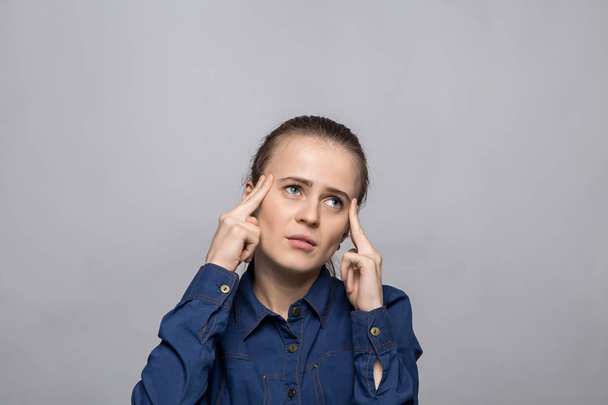 Porträt einer Frau mit Kopfschmerzen - Foto, Bild