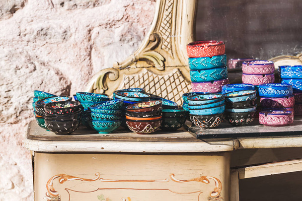 Pila di piatti turchi multicolore fatti a mano
  - Foto, immagini