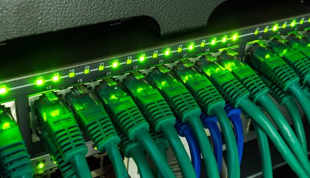 Мережевий комутатор та кабелі Ethernet, що світяться у серверній кімнаті
 - Фото, зображення