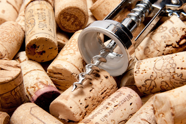 Corcho de una botella de vino con sacacorchos
 - Foto, Imagen