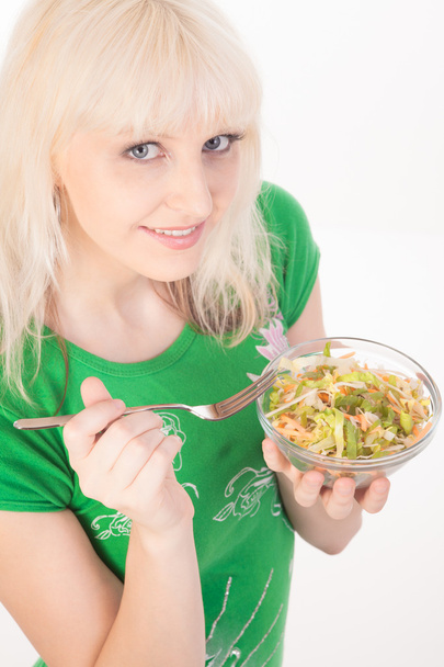 Dívka jí zdravý salát - Fotografie, Obrázek