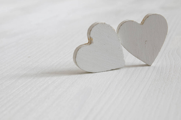 Couple of white wooden hearts - 写真・画像