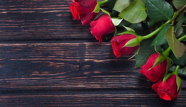 Свіжа троянда на дерев'яному столі
 - Фото, зображення
