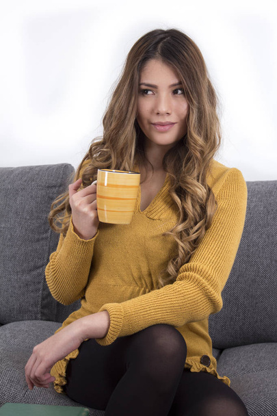 若い女性の家でコーヒーを飲む - 写真・画像