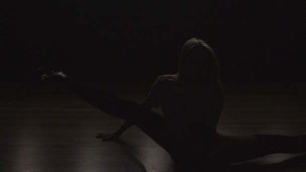 Silhouette of a girl dancing on the background lights. Slow motion - Metraje, vídeo