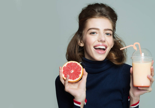 pretty girl drinking grapefruit juice - Valokuva, kuva