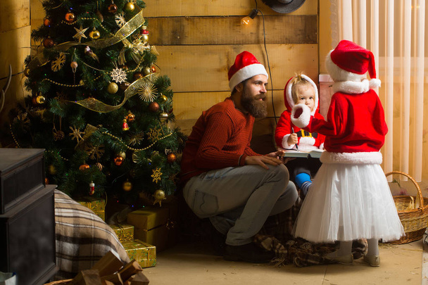 christmas bearded father and children - Фото, зображення