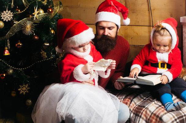 christmas bearded father and children - Foto, afbeelding