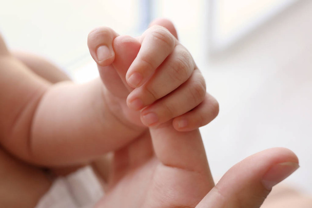 Lähikuva näkymä söpö vauva käsi
 - Valokuva, kuva