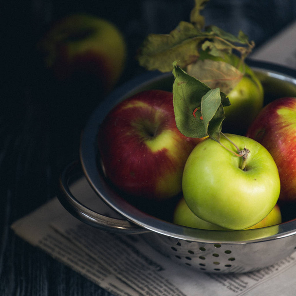 皿の上の新鮮なリンゴ - 写真・画像