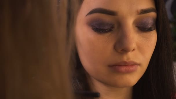 Maquiagem artista faz maquiagem para mulher modelo
 - Filmagem, Vídeo