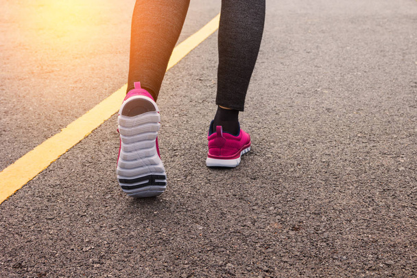 Futó nyomvonal egészséges életmód fitness sport láb sportoló - Fotó, kép