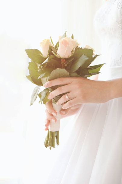 Bride's hand with ring  - Foto, Bild